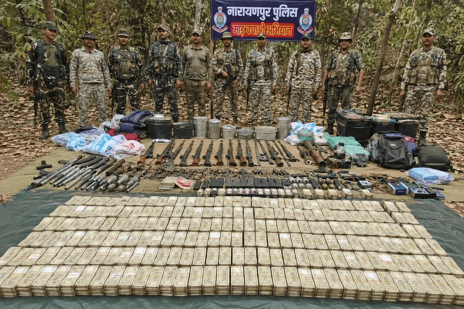 नक्सलियों की आर्थिक कमर पर वार: अबूझमाड़ से ₹1 करोड़ से ज्यादा कैश और हथियारों का जखीरा बरामद