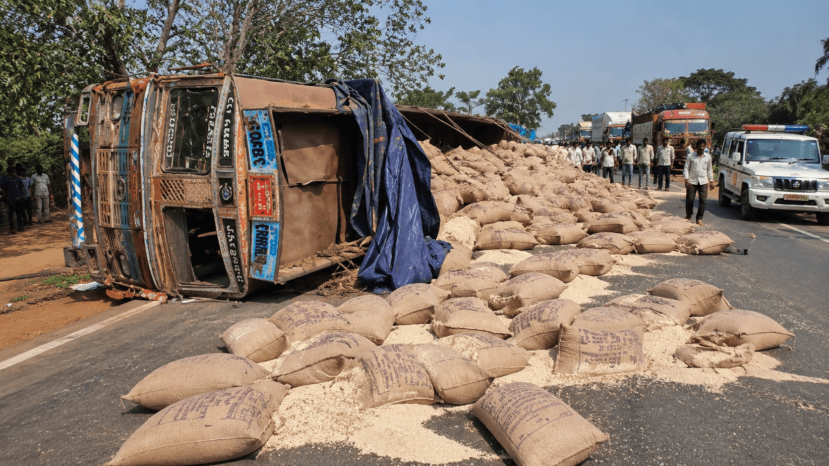 NH-930 पर बड़ा हादसा: ब्रेक फेल होने से चावल से भरा ट्रक पलटा, हाईवे पर लगा लंबा जाम