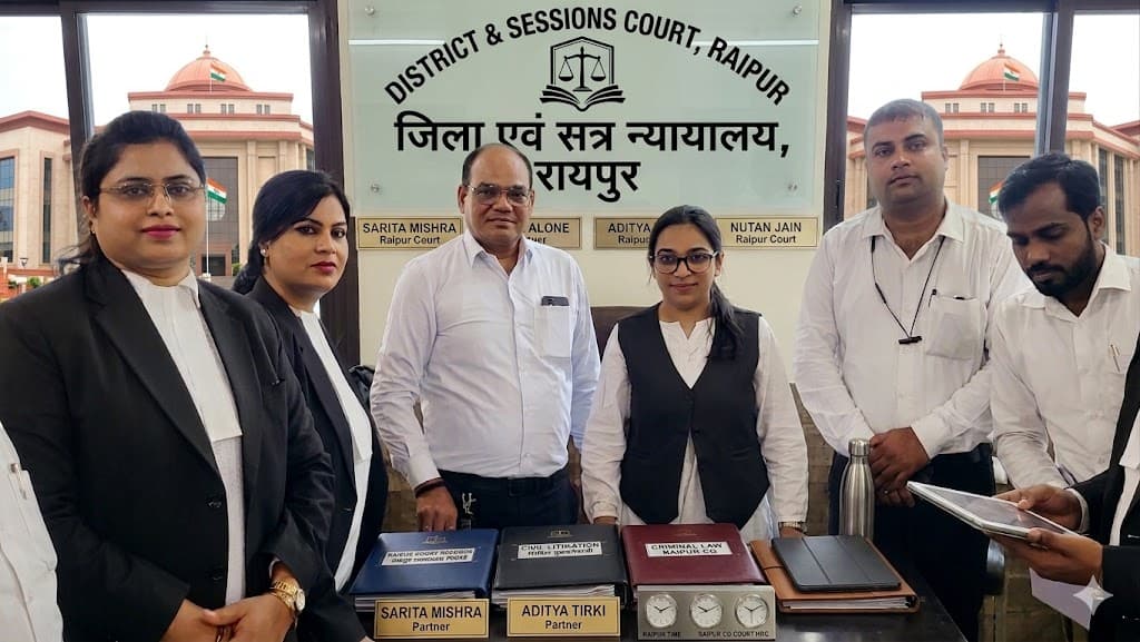 काला कोट पहनकर कोर्ट में घूम रहे थे फर्जी वकील, रायपुर में कार्रवाई से मचा हड़कंप