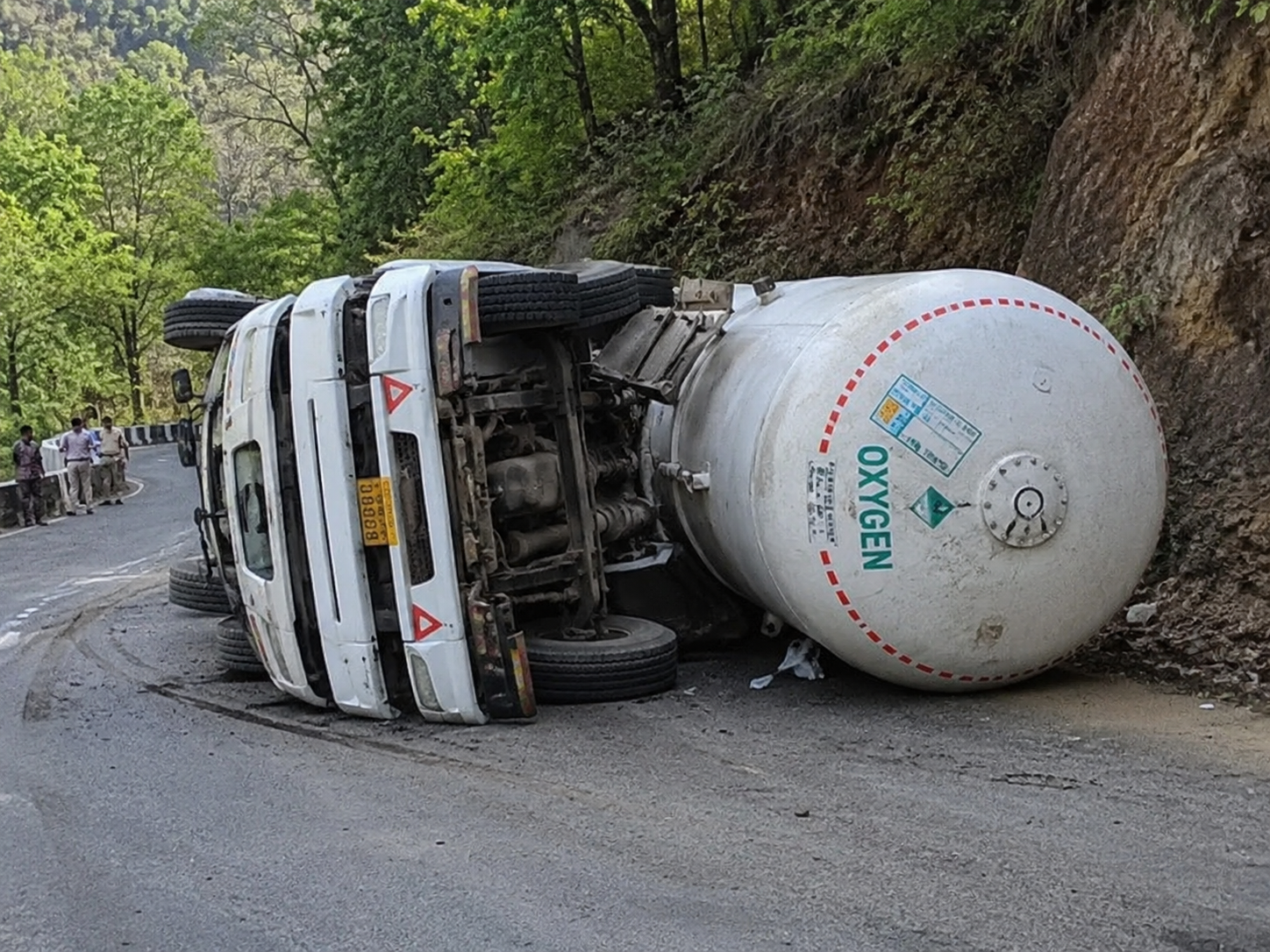 केशकाल घाट में ऑक्सीजन टैंकर दुर्घटनाग्रस्त, ब्रेक फेल होने से मचा हड़कंप
